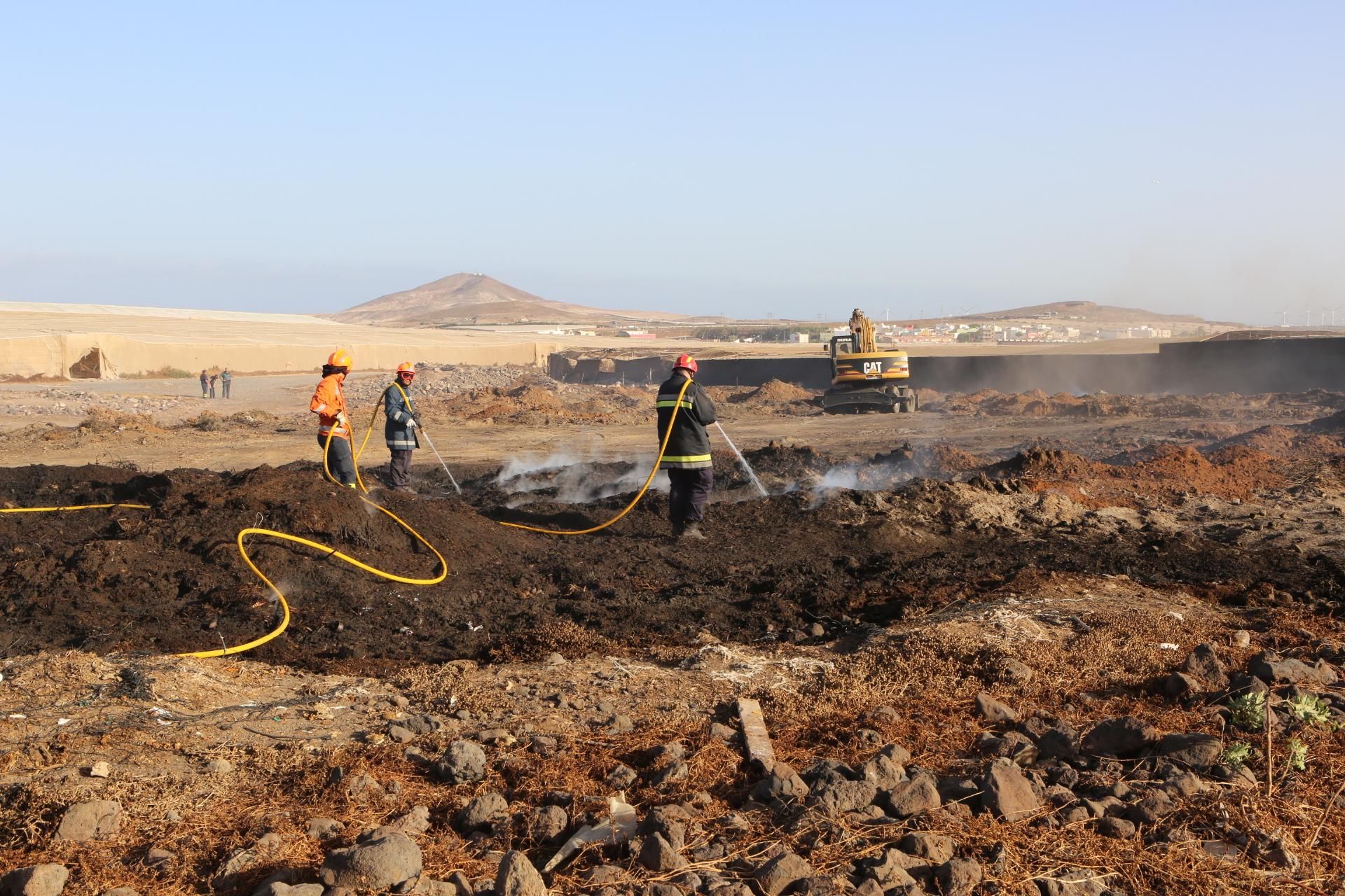 Los bomberos sofocan un incendio en Agüimes (Alejandro Ramos)