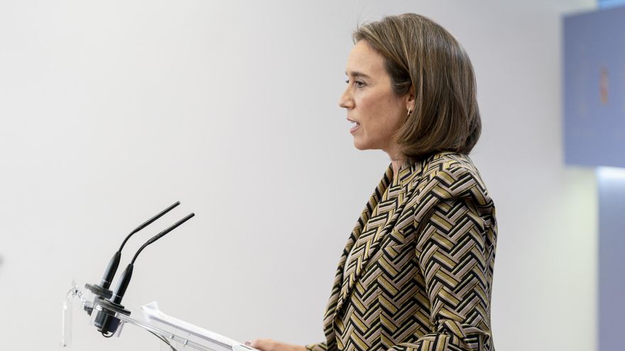 La portavoz parlamentaria del PP, Cuca Gamarra, responde a los medios en una rueda de prensa posterior a una Junta de Portavoces en el Congreso de los Diputados, a 26 de octubre de 2021, en Madrid, (España).
