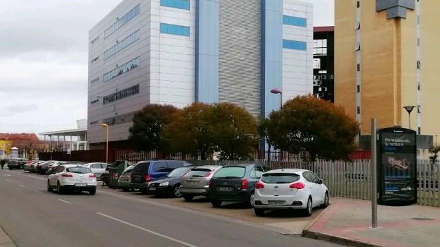 A la derecha, uno de los nuevos mupis publicitarios de los muchos que se han instalado nuevos en la capital leonesa. Al fondo, la parada desprotegida.