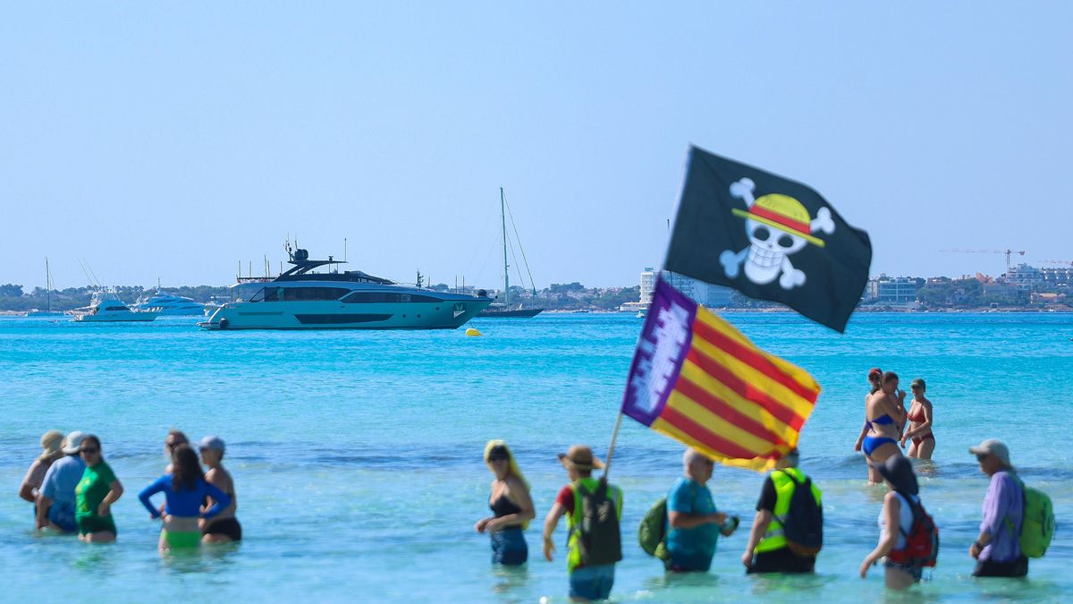 Un yate al fondo mientras los manifestantes organizan la cadena humana.
