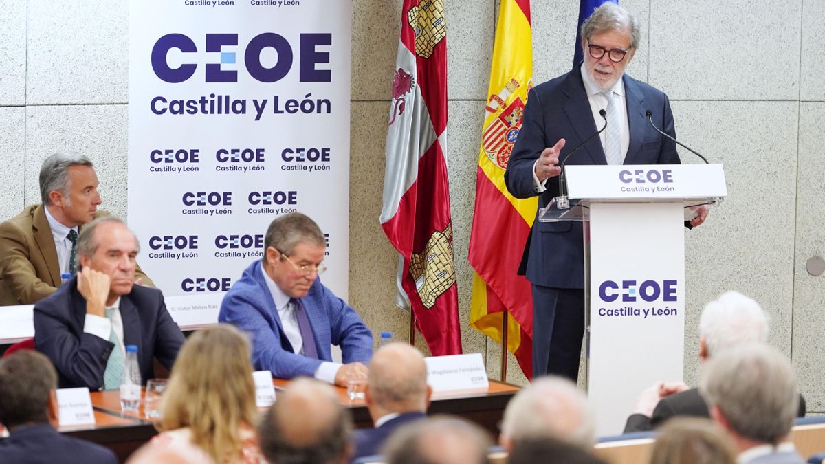 Santiago Aparicio (d), interviene en la Asamblea General Electoral de CEOE Castilla y León, en la que sido reelegido este viernes presidente de la patronal castellano y leonesa.