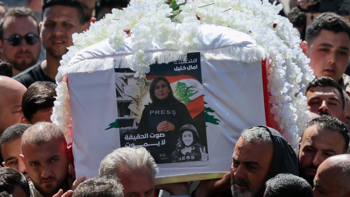 Vista del féretro de la periodista libanesa asesinada por Israel durante el cortejo fúnebre