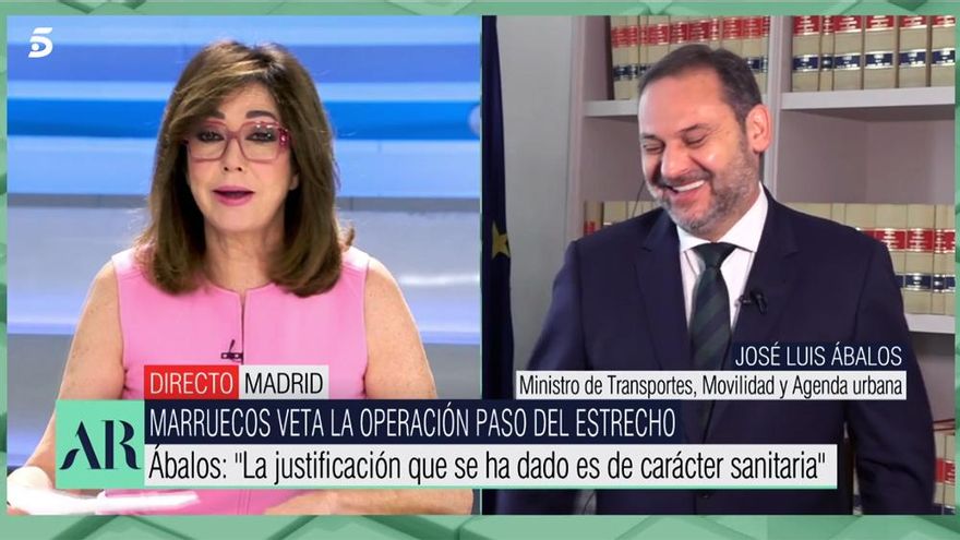 Ana Rosa Quintana provoca la risa del ministro Ábalos con una broma irónica: "Es muy diplomático"