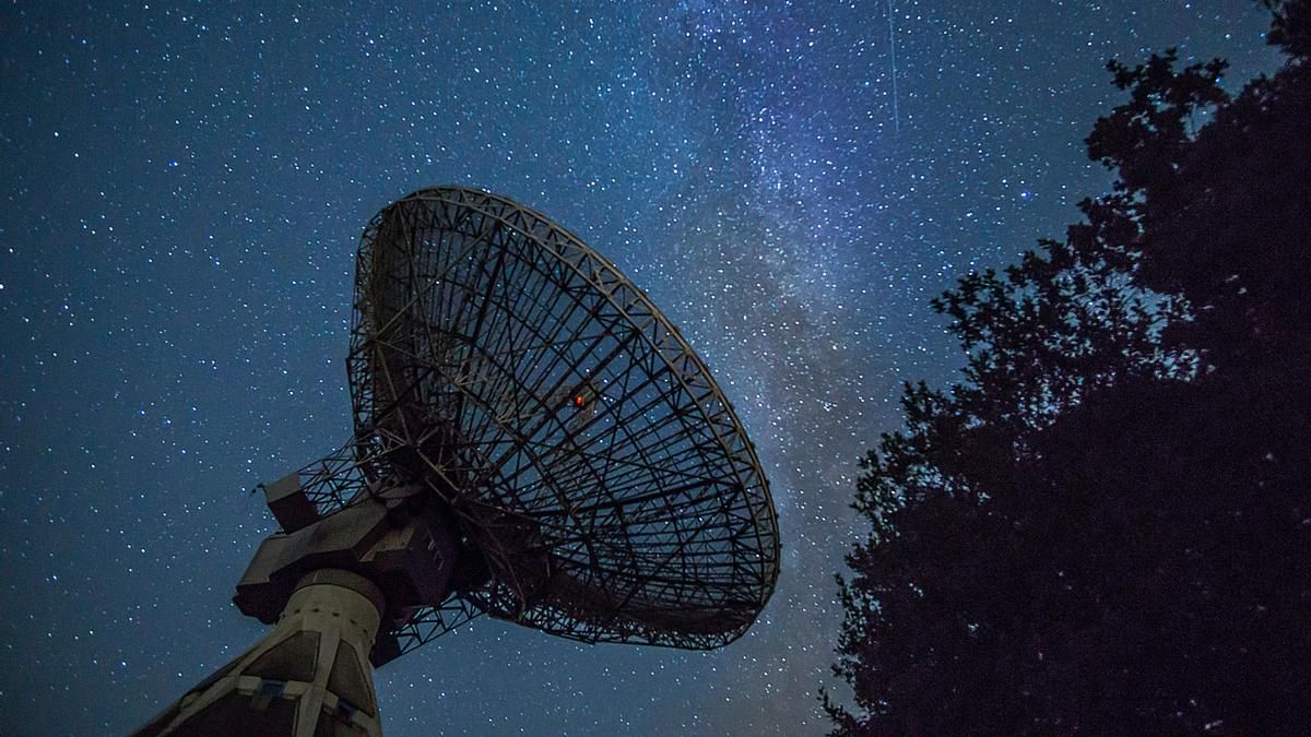 Una antena como las que rastrean cada día el cosmos en busca de señales extraterrestres.