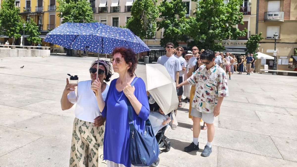 Un paraguas contra el sol, el fenómeno que se extiende por España: “La sombra viene conmigo”