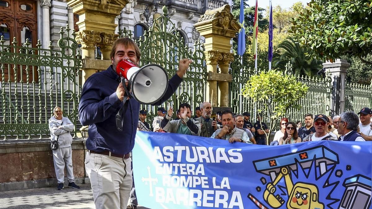 Daniel Ripa, en una manifestación contra el peaje delante de la Junta General del Principado.
