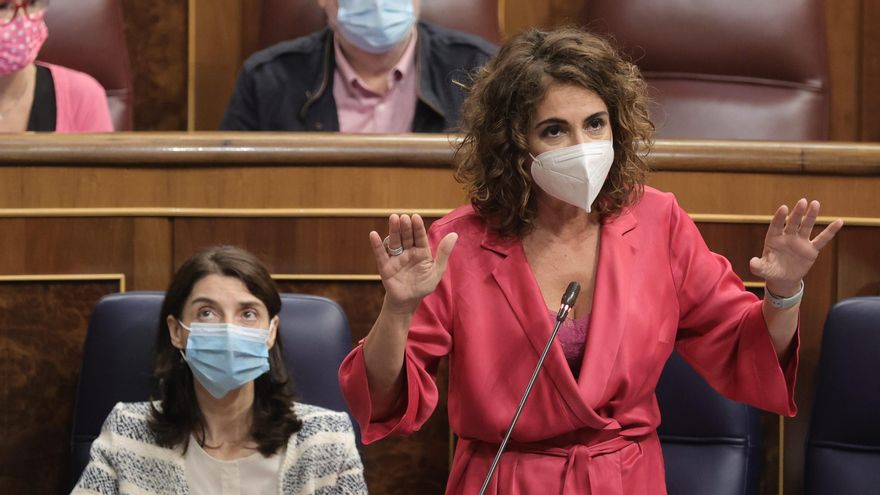La ministra de Hacienda y Función Pública, María Jesús Montero, interviene en una sesión de control al Gobierno en el Congreso de los Diputados, a 29 de septiembre de 2021, en Madrid, (España).