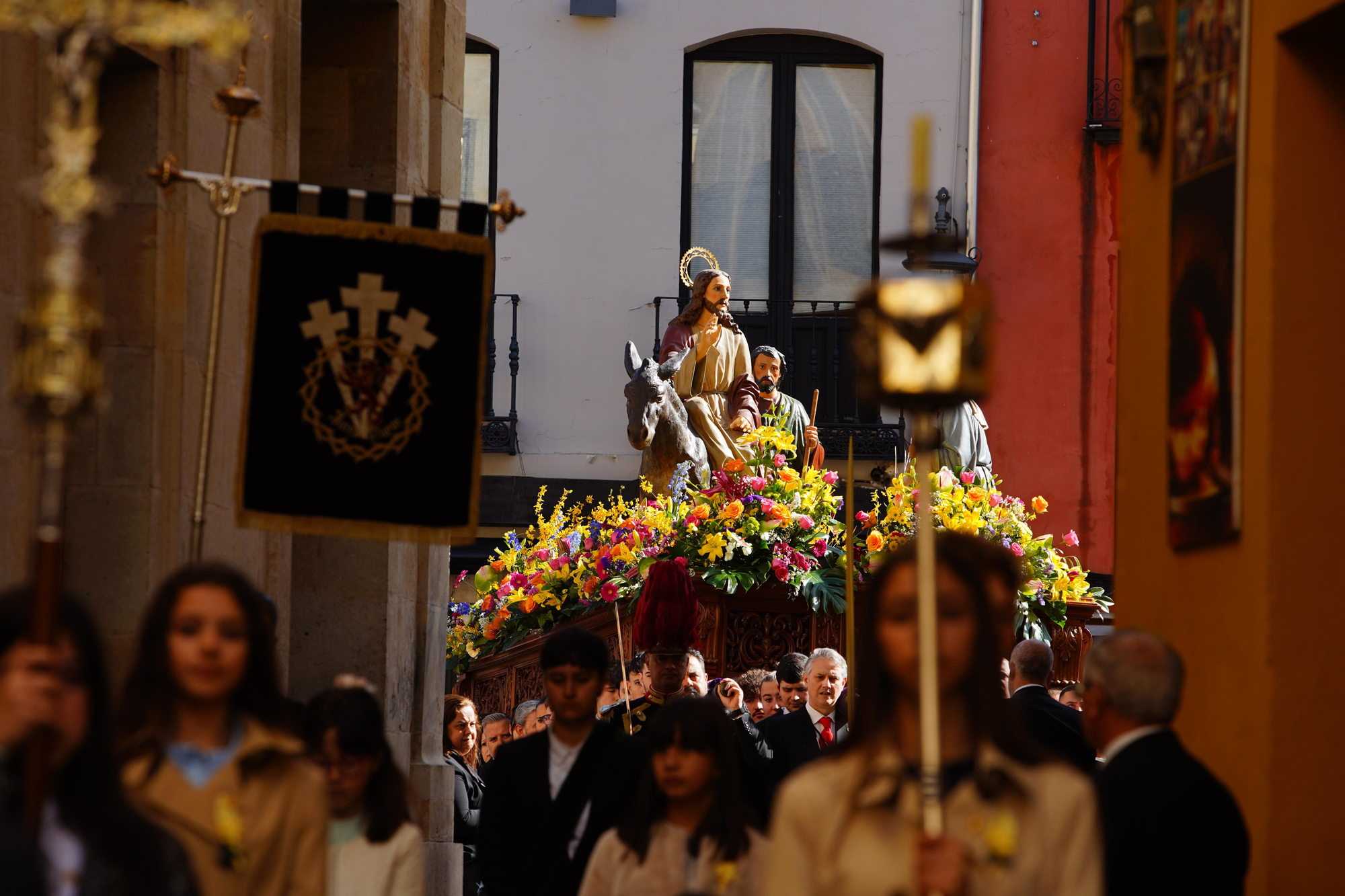 Una procesión de Las Palmas en León bajo el sol y en imágenes