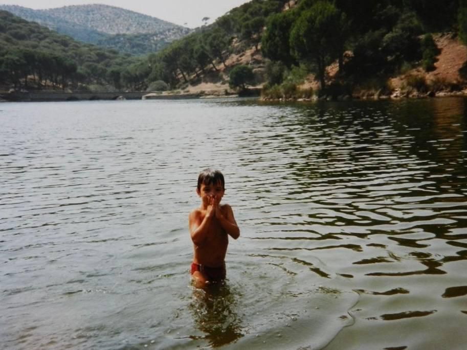 Ángel Malanda, peón forestal en ELIF A3 El Barco de Ávila, en una imagen de su infancia en el embalse Picadas, una zona afectada por los incendios