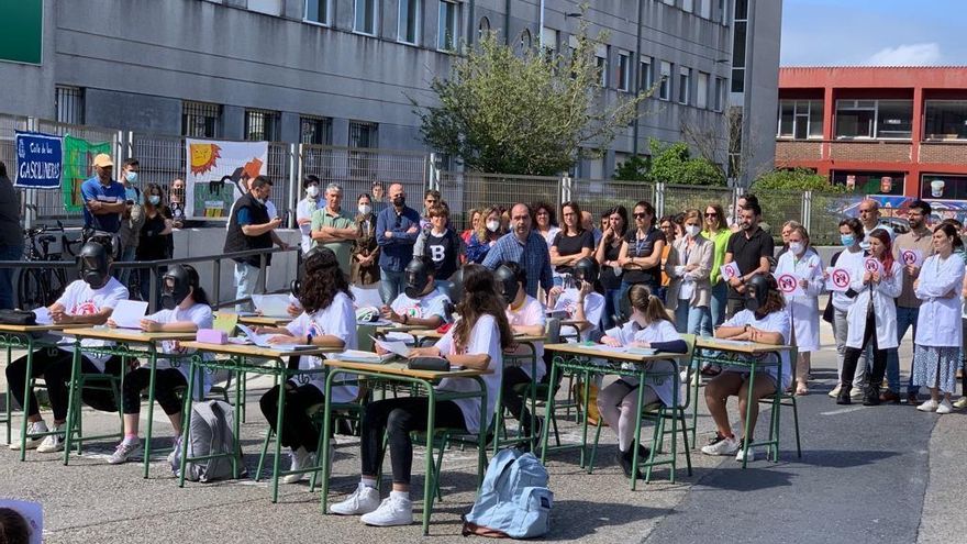 Protesta del IES Cantabria contra la futura gasolinera