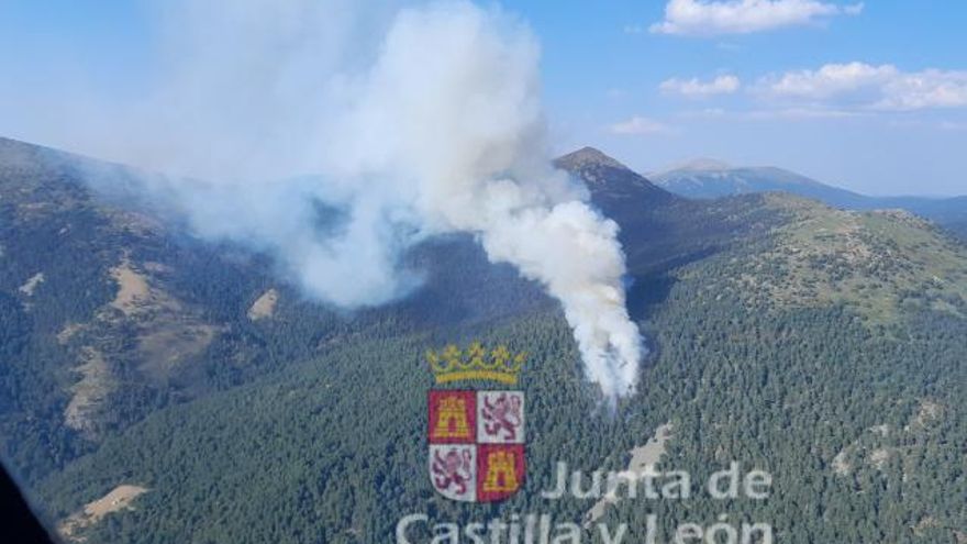 El fuego de El Espinar, en Segovia, se encuentra ya sin llama, a falta de perimetrar y cerrar