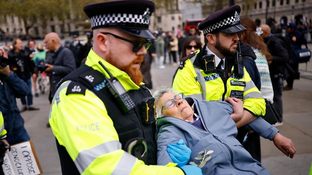 Policías arrestan a una persona en la protesta de Palestine Action en Trafalgar Square (Londres) el 11 de abril de 2026