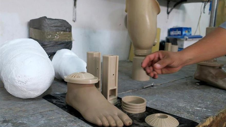 Migrantes encuentran con prótesis manera de seguir sueños rotos por La Bestia