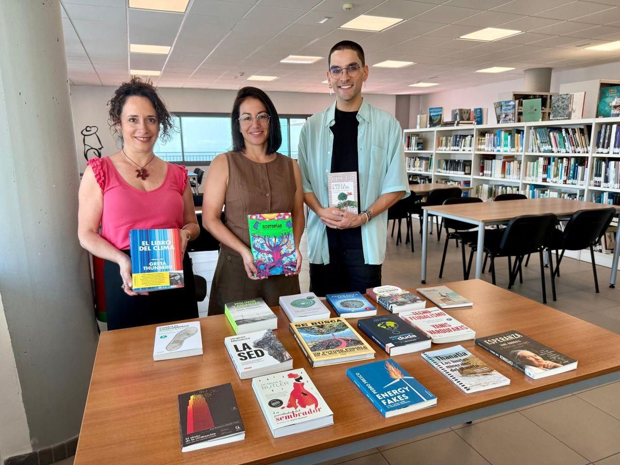 Entrega de libros en la Biblioteca de Breña Alta.