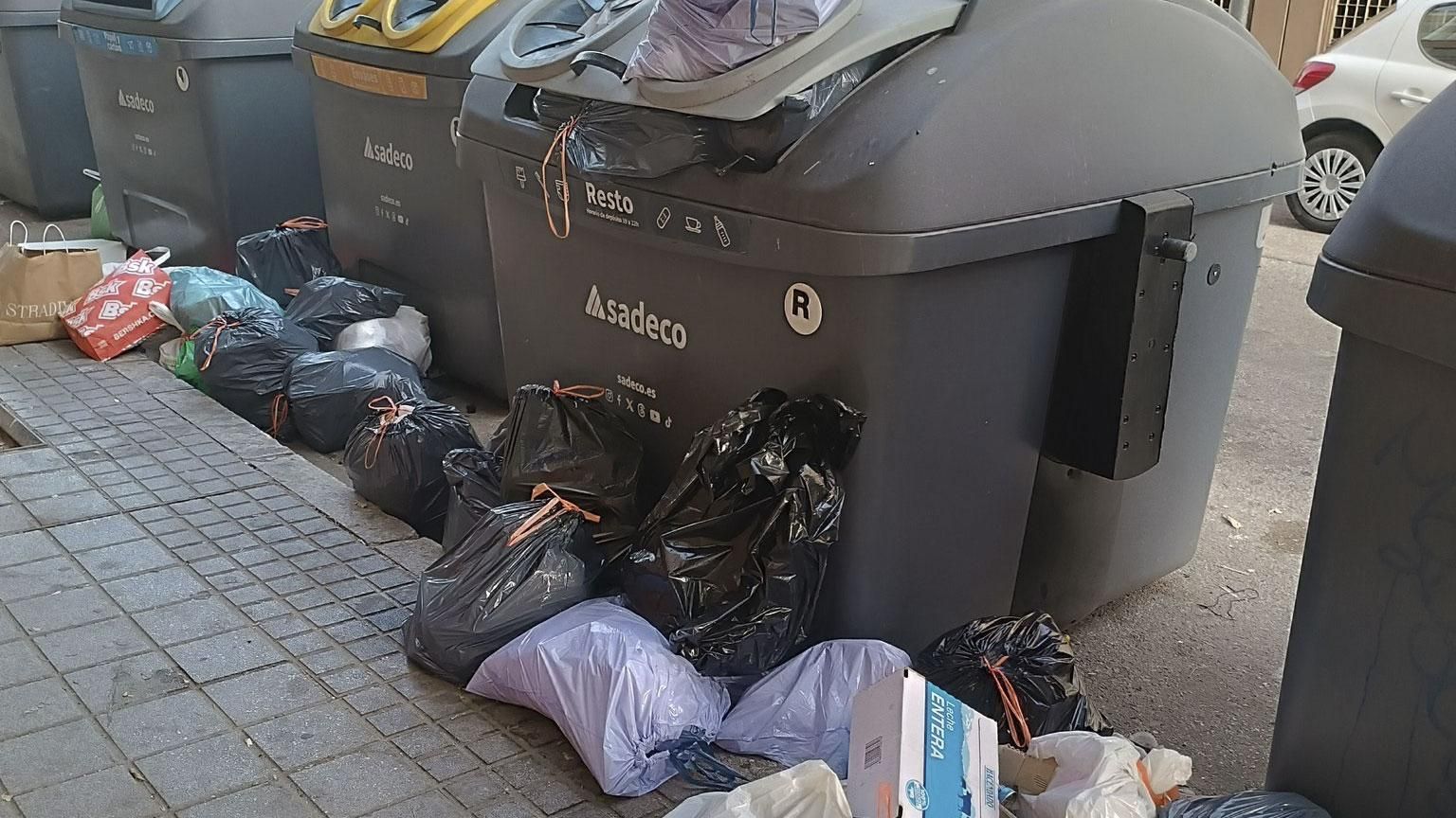 Las quejas e imágenes de la basura sin recoger se multiplican por la ciudad