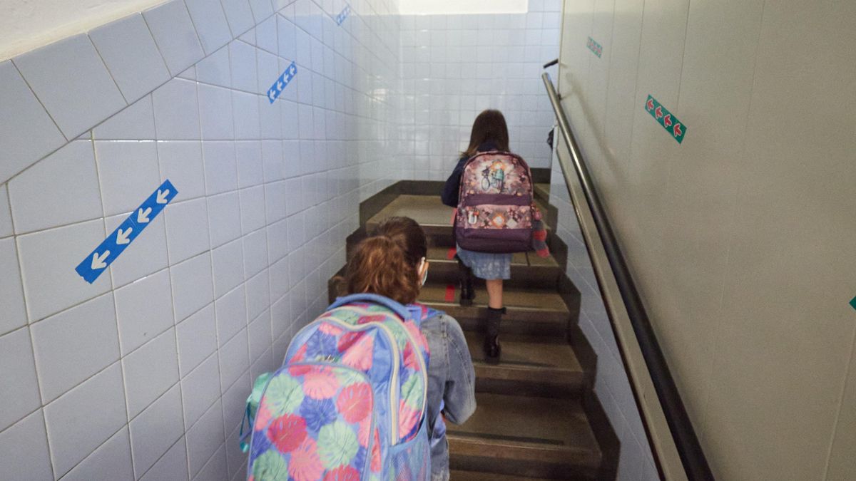 Dos alumnas entran a clase en un colegio público.