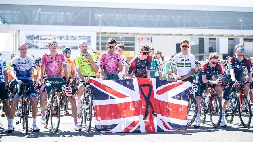 Homenaje de ciclistas británicos o de otros países cuya jefa de Estado era Isabel II al conocer su fallecimiento