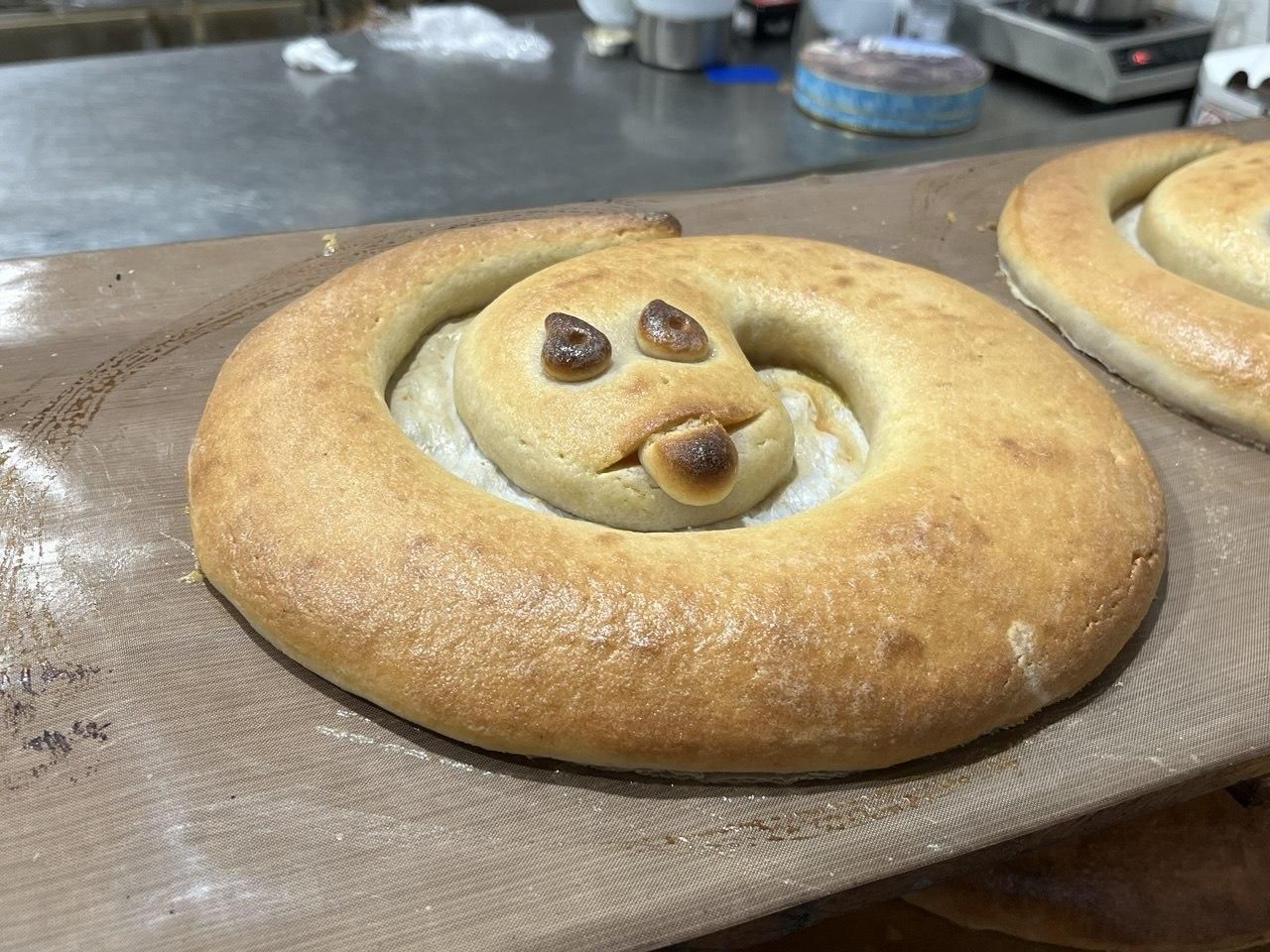 Anguila de mazapán de San Telesforo antes de ser decorada