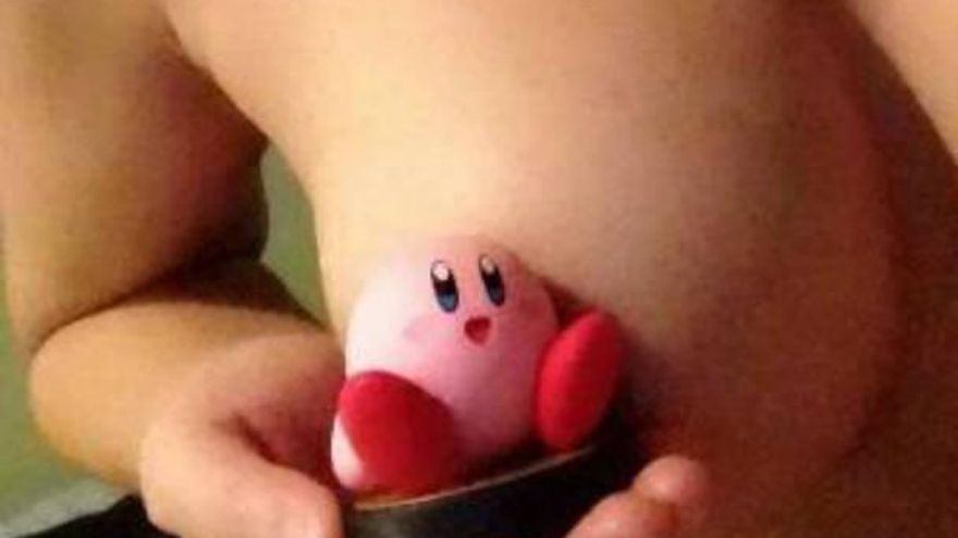 Enseñar los pechos a cambio de un Amiibo