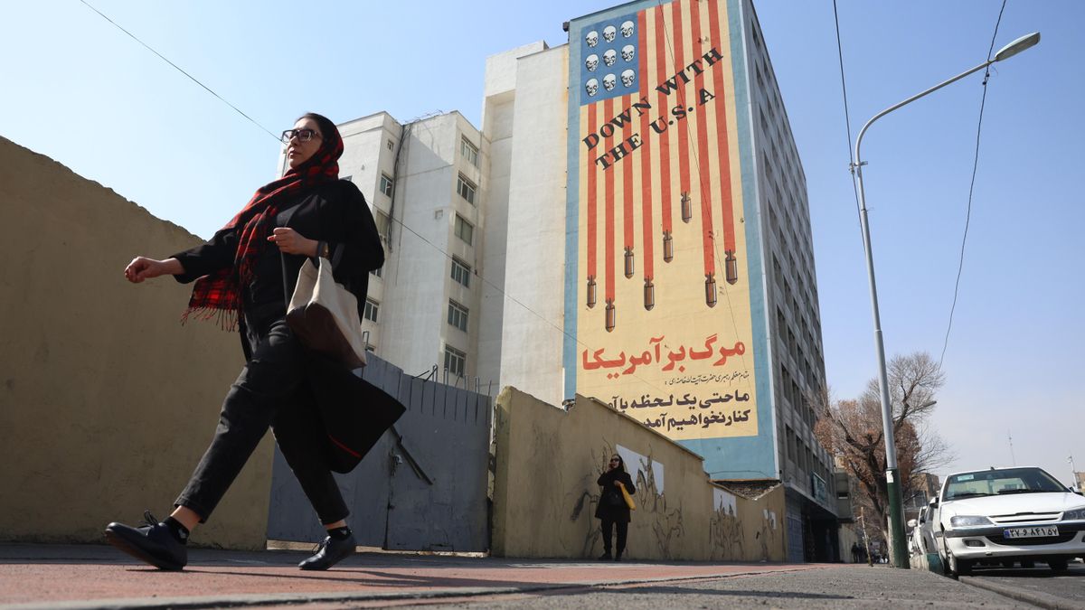 Huchas con forma de granada y misiles en mi patio: he vivido todas las guerras en Irán, pero ahora estoy fuera y esta es la más difícil