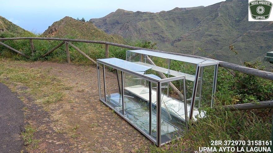 Retiradas unas vitrinas de cristal de gran tamaño abandonadas en la Reserva de la Biosfera de Anaga