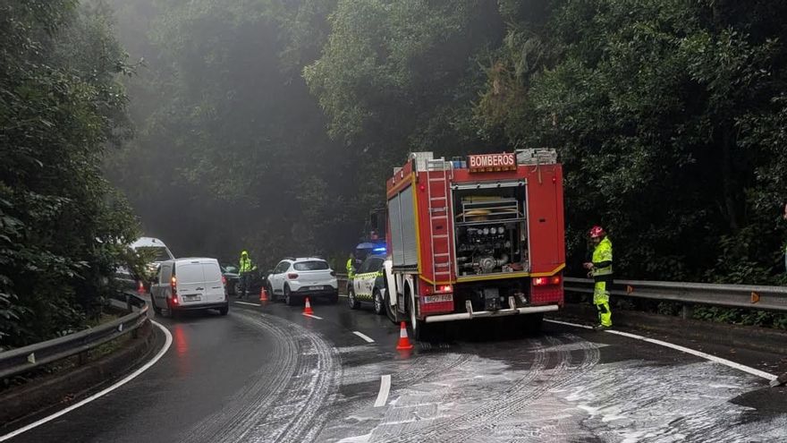 Colisión de dos vehículos en la carretera de La Cumbre y vuelco de otro en la vía de El Time