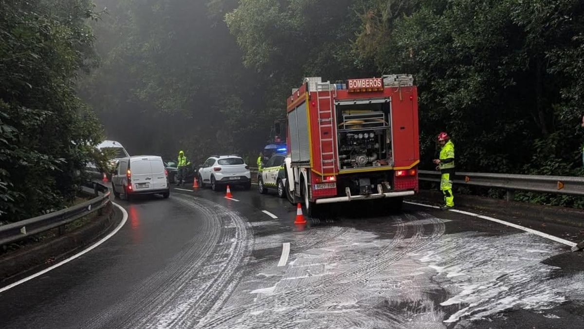 Colisión de dos vehículos en la carretera de La Cumbre y vuelco de otro en la vía de El Time