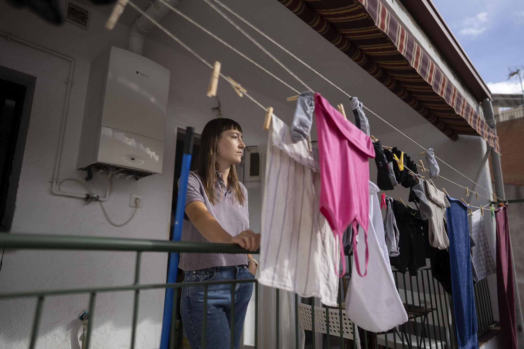 Eunate, del Sindicato de Inquilinos, posando en la casa donde alquila una habitación. / Olmo Calvo