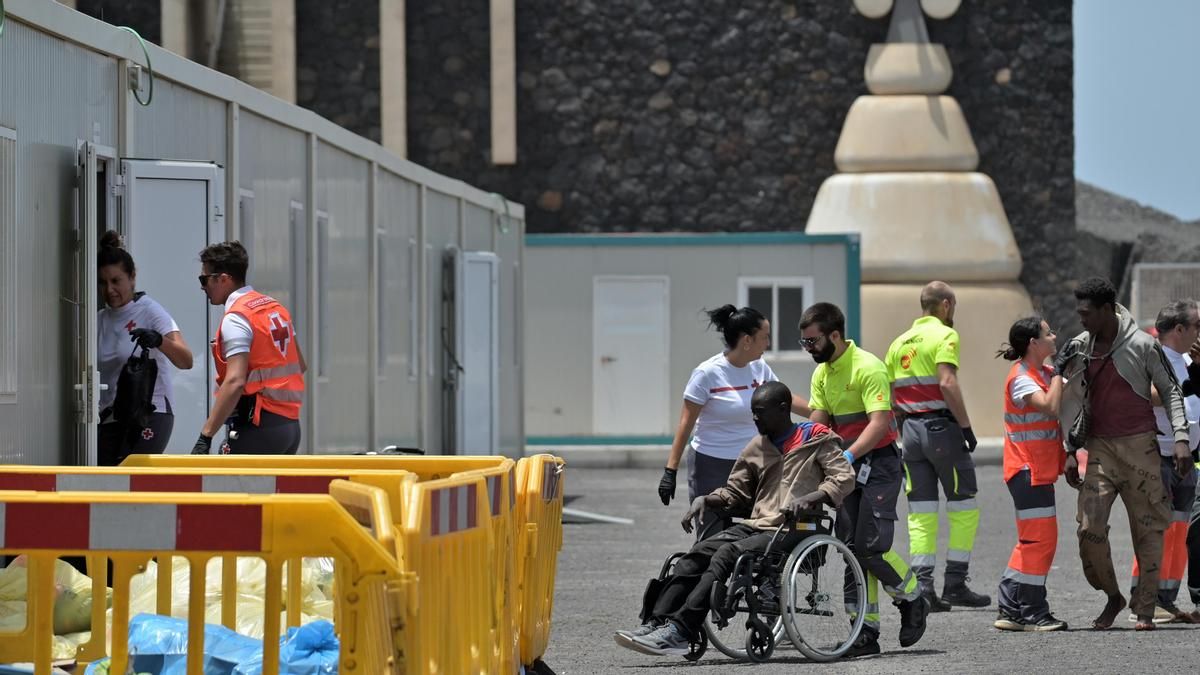 Evacuadas a un centro sanitario dos personas del cayuco que Salvamento buscaba desde el domingo en El Hierro