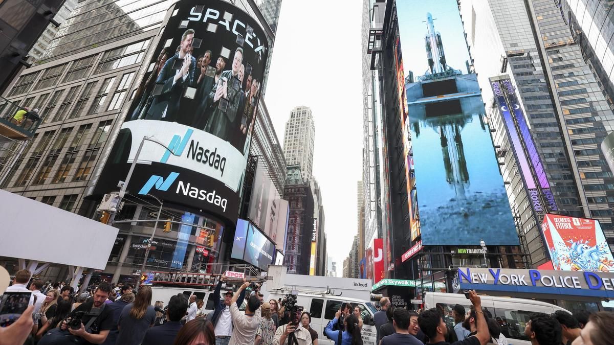 Vista general del fundador y CEO de SpaceX, Elon Musk, en una pantalla gigante en la sede del indicador bursátil Nasdaq, el pasado 12 de junio, en Nueva York (NY, EE.UU.). EFE/Sasrah Yenesel