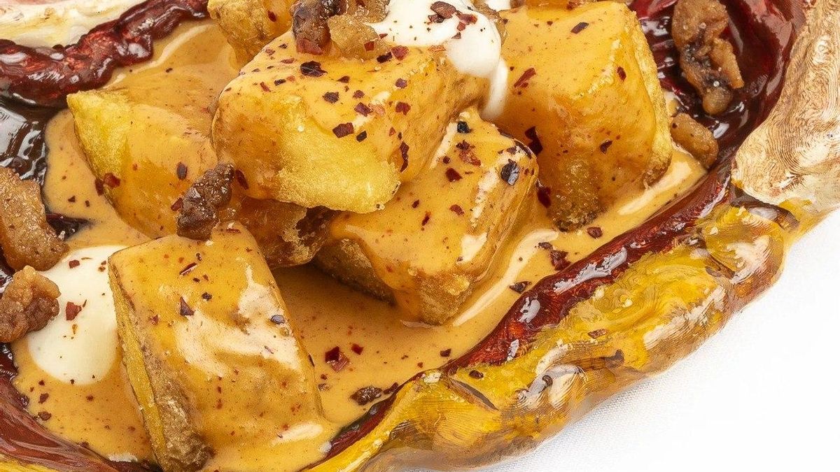 Javier García del Asador de la Concepción en Albacete cocina una de las mejores patatas bravas del mundo