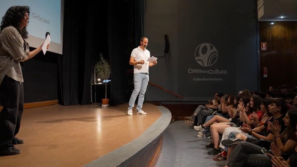 Gerogina Mollà i Nando Durà, cazadores de bulos en Alzira de la mano de 'Planeta  Fake'