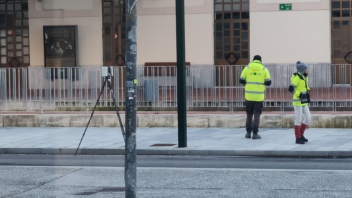 El PP de León alerta de que Adif está midiendo topográficamente la traza del tranvía de Feve para su asfaltado