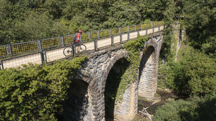 El viaje de los cinco sentidos por la vía verde del ferrocarril vasco-navarro