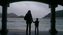 Una madre con su hijo.