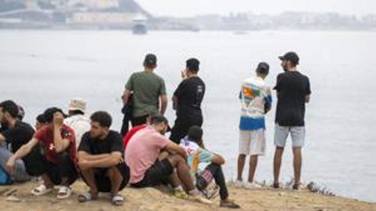Jóvenes marroquíes que han regresado desde España a Marruecos tras cruzar la frontera, el 31 de julio de 2026.