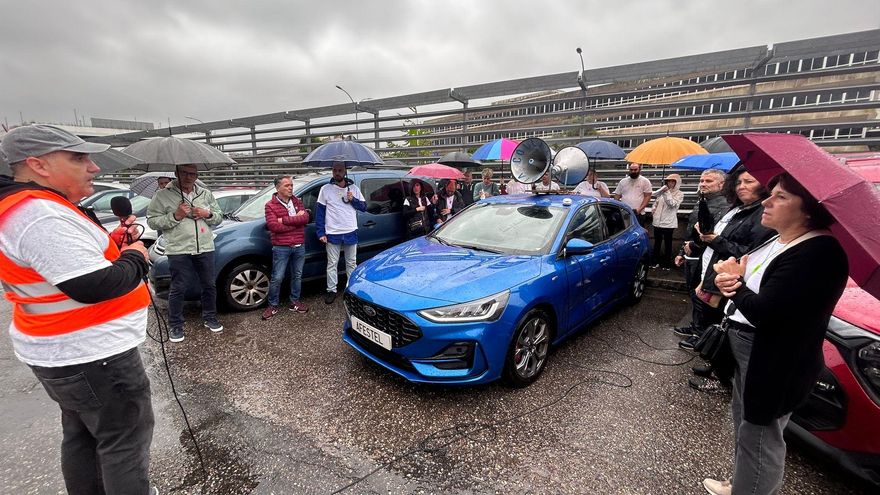 Afectados por los fallos de los motores Pure Tech se manifiestan ante sede Stellantis Vigo