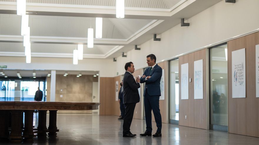 Archivo - El ministro de Asuntos Exteriores, Unión Europea y Cooperación, José Manuel Albares, y el presidente del Gobierno, Pedro Sánchez