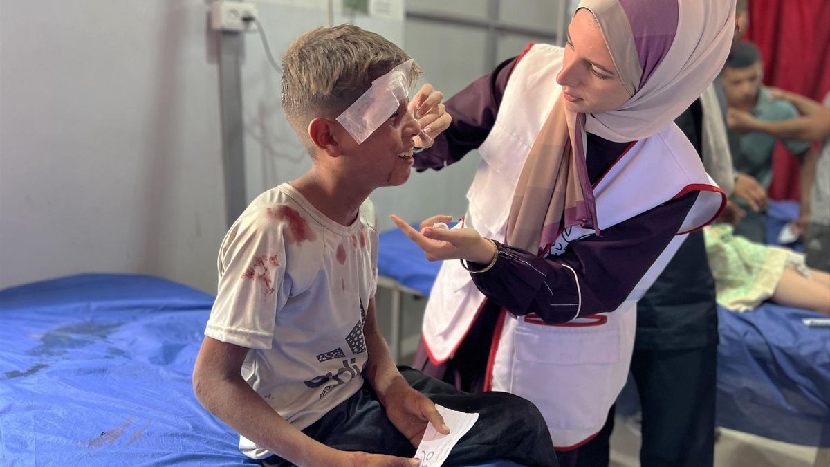 Un niño es atendido en el Hospital Al Awda, en el centro de Gaza, después de un bombardeo israelí el 19 de julio de 2025.