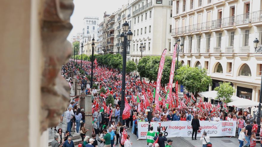 Miles de manifestantes por las calles del centro de Sevilla por el Día del Trabajador.