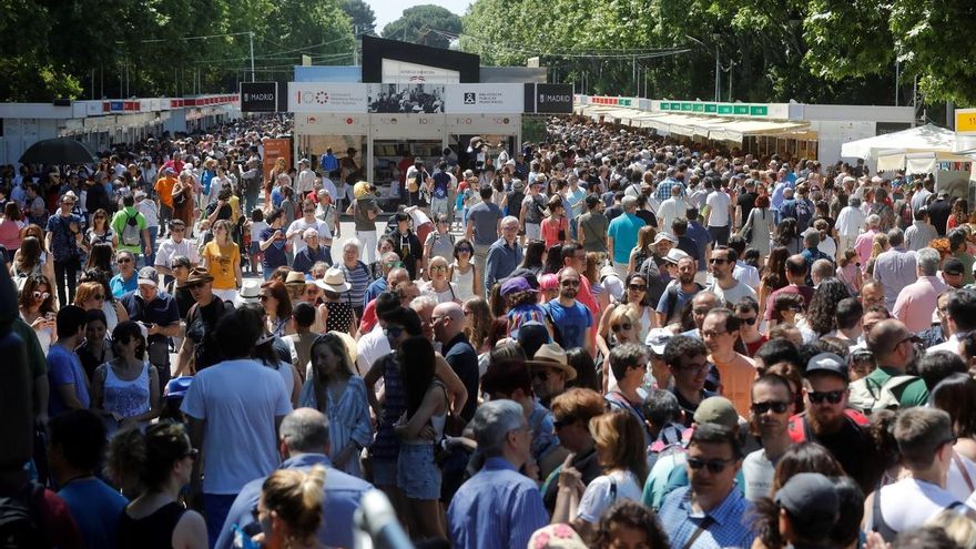 Miles de personas acuden a la 78ª Feria del Libro que se celebra en el Parque del Retiro de Madrid.