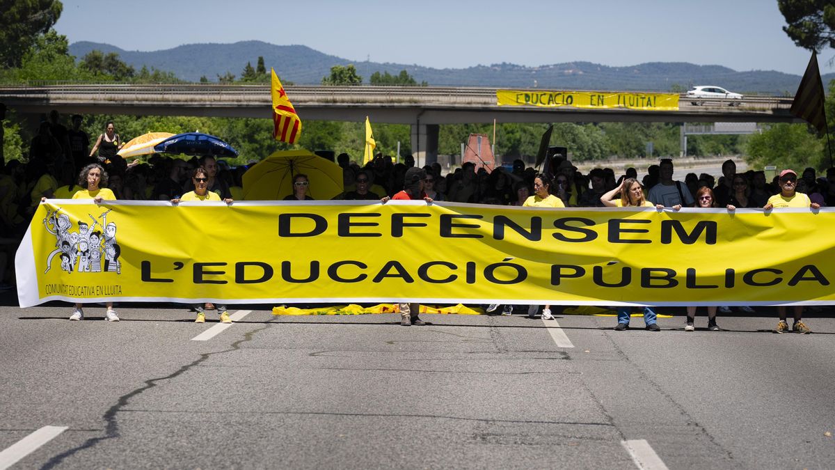 Los sindicatos de profesores mayoritarios desconvocan las huelgas en Catalunya tras el pacto con el Govern