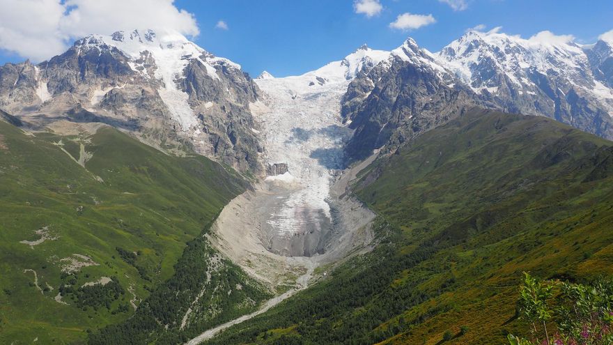 Naturaleza en estado superlativo. Las alturas del Cáucaso guardan alguno de los mayores glaciares septentrionales de Europa.