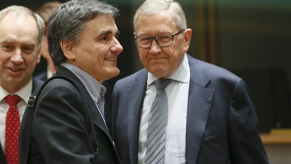 El ministro griego de Finanzas, Euclides Tsakalotos, conversa con el director del Mecanismo Europeo de Estabilidad (MEDE), Klaus Regling (d).