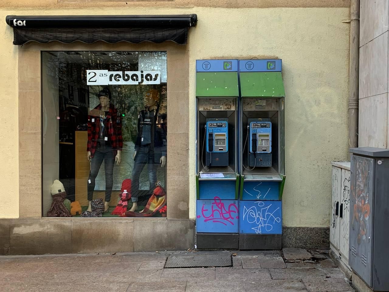 Cabinas de teléfono en la calle de Postas, junto a Correos, en Vitoria