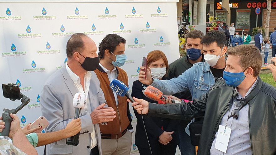 El alcalde de Orihuela, que cobró de la Sanidad pública sin ir a trabajar, es copropietario de una clínica privada