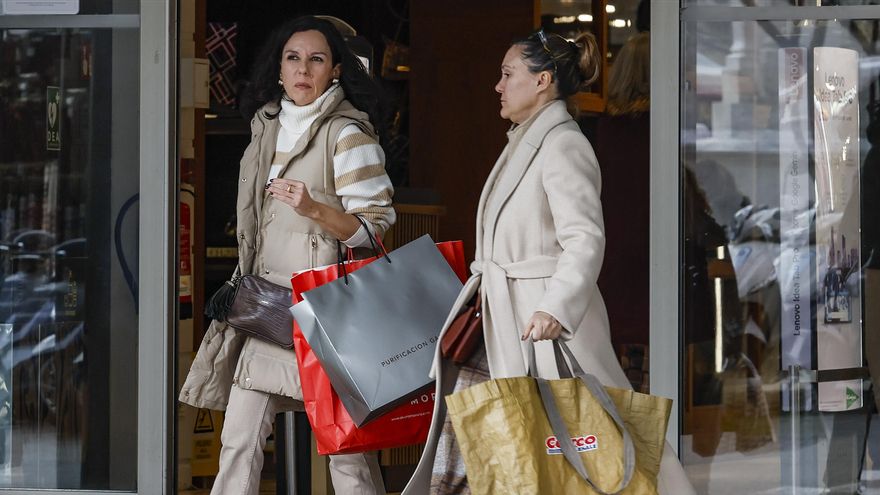 Miles de sevillanos llenan las tiendas del centro de la ciudad para aprovechar las mejores ofertas de las rebajas de enero que han comenzado este miércoles en la capital andaluza. EFE/José Manuel Vidal