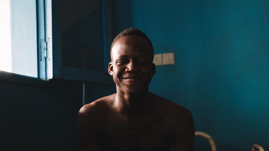 Kouadio Konan Rene (20) fue diagnosticado con Úlcera de buruli hace nueves meses y está hospitalizado en el centro que dirige Kaloga y su equipo médico.