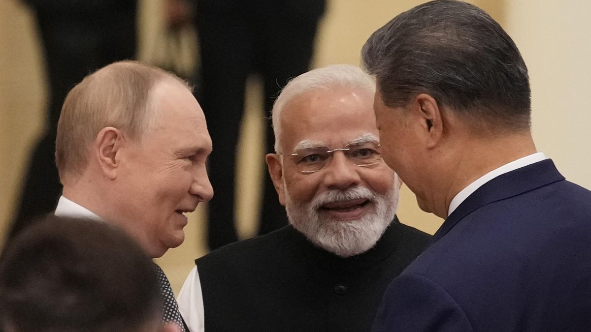 De izquierda a derecha, los presidentes de Rusia, Vladímir Putin; India, Narendra Modi y China, Xi Jinping,  se saludan en la reunión en Tianjin (China) de la Organización de Cooperación de Shanghái el 1 de septiembre.