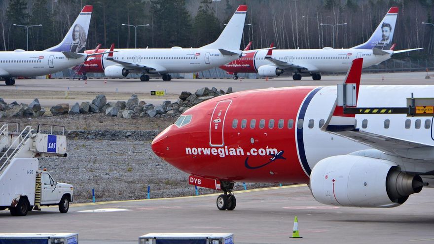 Aviones Boeing 737-800 de Norwegian Airlines aparcados en el aeropuerto de Arlanda en Estocolmo.